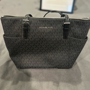 Michael Kors Jet Set Item East/West Top Zip Tote